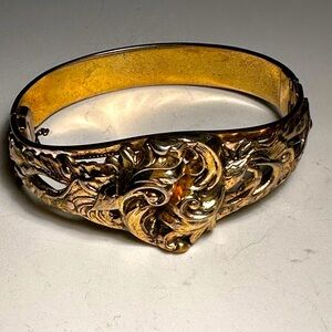 VNTG Art Nouveau Gold-Toned Clasp Cuff Bracelet